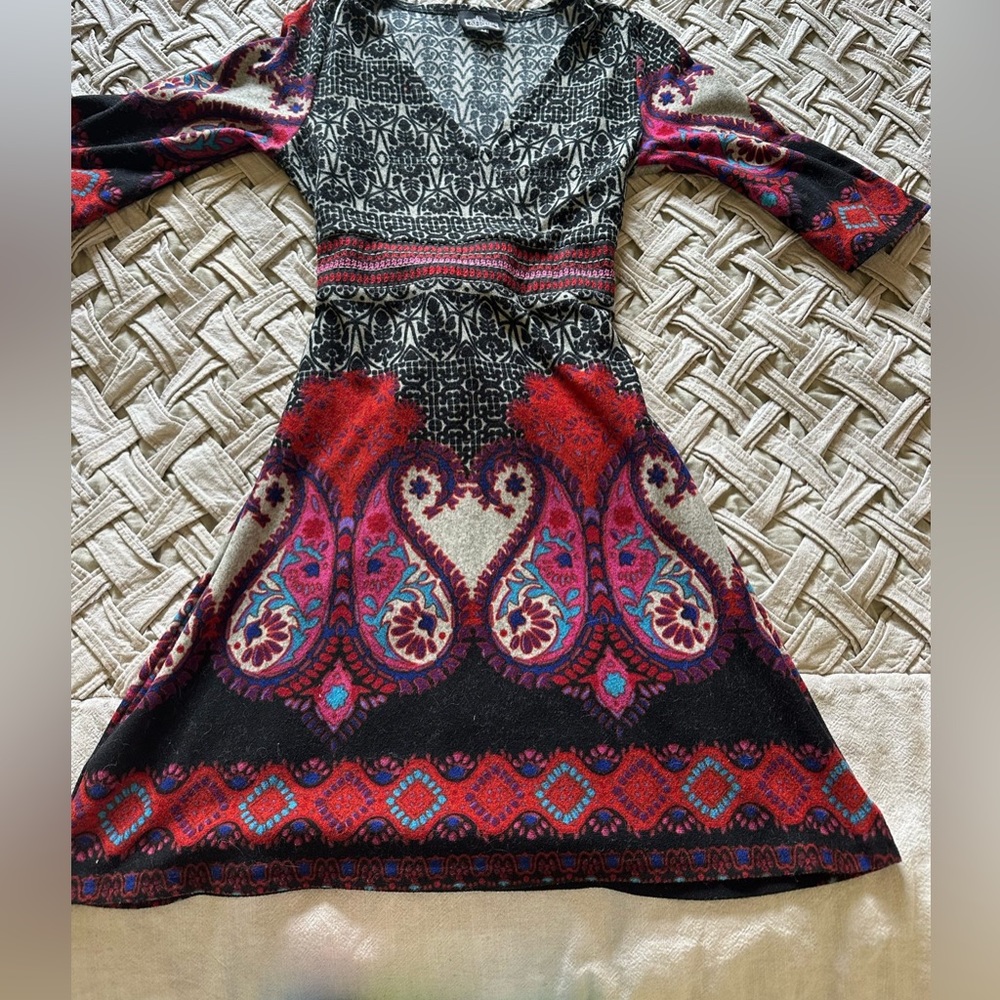 Boho v-neck patterned dress with quarter length sleeves. Size M